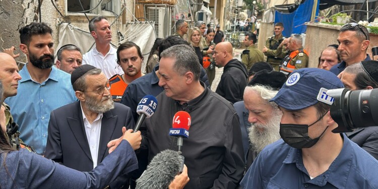 שר הביטחון הגיע עם גפני לזירת הנפילה בבני ברק