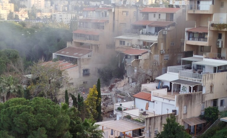 פגיעה ישירה בחיפה: 4 פצועים ביניהם אחד באורח קשה