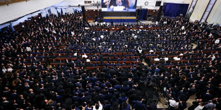 גדולי ראשי הישיבות וקהל אלפים במעמד הקבלת פני רבו