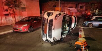 נהגת חולצה מרכבה לאחר שהתהפך על צידו