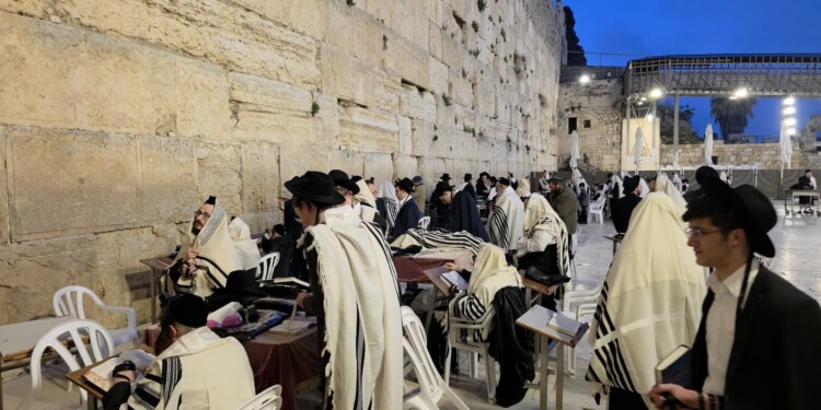לאחר 40 יום של הגבלות: הכותל המערבי שב לפעילות מלאה
