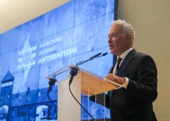 אושוויץ: נשיא הקונגרס היהודי העולמי–ישראל מזהיר: סיכון לשואה שנייה