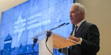 אושוויץ: נשיא הקונגרס היהודי העולמי–ישראל מזהיר: סיכון לשואה שנייה