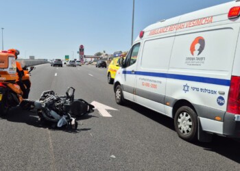 חסיד חב”ד נפצע בתאונת אופנוע בכביש החוף – מצבו בינוני