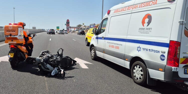 חסיד חב”ד נפצע בתאונת אופנוע בכביש החוף – מצבו בינוני