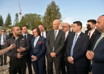 שר החוץ הצ’כי הגיע לזירת נפילת הטיל בבית שמש
