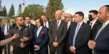 שר החוץ הצ’כי הגיע לזירת נפילת הטיל בבית שמש