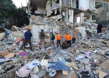 יחידת החילוץ הצטרפה למאמץ לאתר ציוד אישי בבית שנפגע