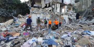 יחידת החילוץ הצטרפה למאמץ לאתר ציוד אישי בבית שנפגע