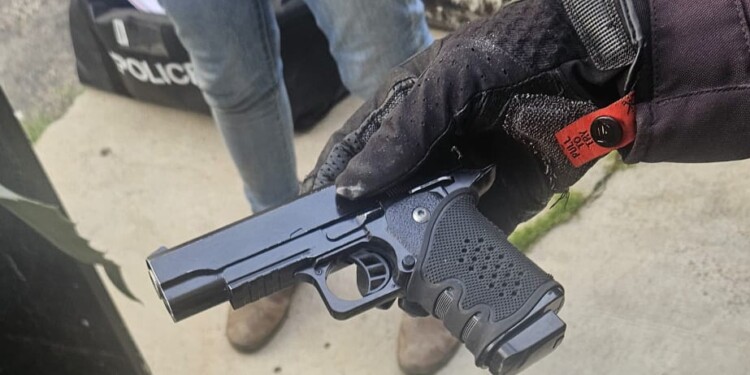 ירושלים: אחרי שעה של התבצרות הוברר כי האקדח מצעצוע