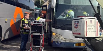 בני ברק: נהג אוטובוס פונה במצב יציב עם סימני מכת חום