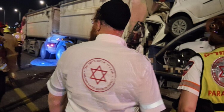 הרוג בתאונה קשה בין שתי משאיות הלילה במחלף יבנה