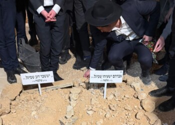 צפו: תיעוד כואב ודומע מההלוויה והספדים על אבי שפיגל ז”ל