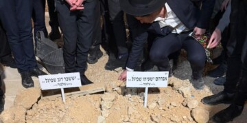 צפו: תיעוד כואב ודומע מההלוויה והספדים על אבי שפיגל ז”ל