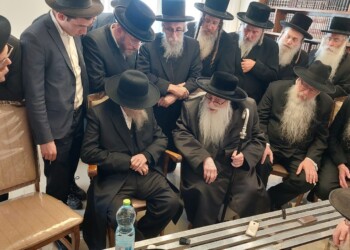 האדמו”ר מצאנז הגיע לנחם את בני משפחת שפיגל