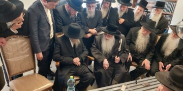 האדמו”ר מצאנז הגיע לנחם את בני משפחת שפיגל