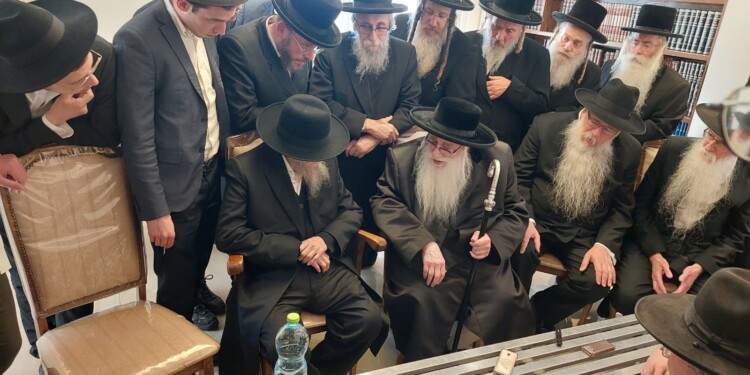 האדמו”ר מצאנז הגיע לנחם את בני משפחת שפיגל