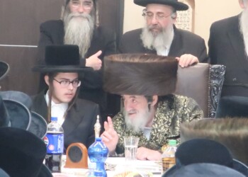 לאחר תקופה ארוכה האדמו”ר מויז’ניץ שב למעונו בקריית ויז’ניץ