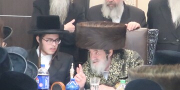 לאחר תקופה ארוכה האדמו”ר מויז’ניץ שב למעונו בקריית ויז’ניץ