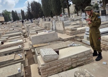 בני משפחות וחיילים הגיעו לבית העלמין בסנהדריה לפקוד קברים