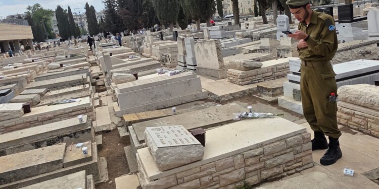 בני משפחות וחיילים הגיעו לבית העלמין בסנהדריה לפקוד קברים