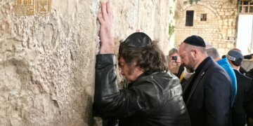 נשיא ארגנטינה הגיע לכותל לפני עזיבתו: “פה אני מרגש קרוב לאלוקים”