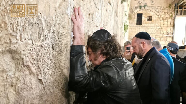 נשיא ארגנטינה הגיע לכותל לפני עזיבתו: "פה אני מרגש קרוב לאלוקים"
