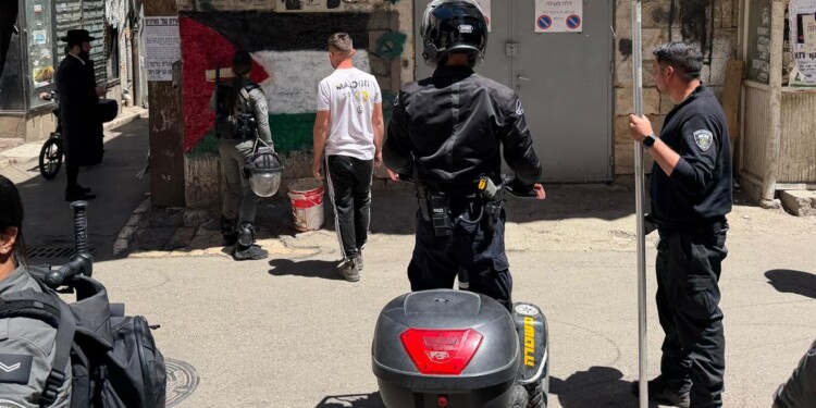 המשטרה פעלה בקאסבה של מאה שערים להורדת דגלי אשף