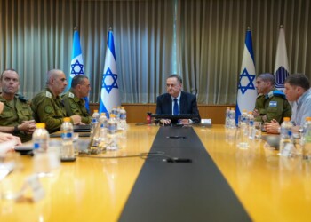 שר הביטחון: ממתינים לאור ירוק מארה”ב לחסל את שושלת חמינאי