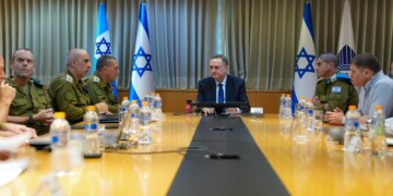 שר הביטחון: ממתינים לאור ירוק מארה”ב לחסל את שושלת חמינאי