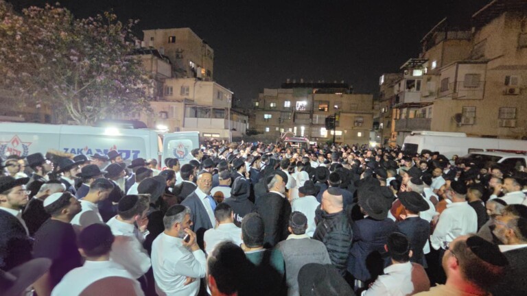 אלפים בהלוויית הילדה נסיה כראדי הי"ד שנהרגה מפגיעת הטיל