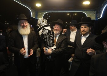 הזדמנות נדירה: זוכים בספר תורה מהודר ושותפים בהצלת נפשות