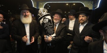 הזדמנות נדירה: זוכים בספר תורה מהודר ושותפים בהצלת נפשות