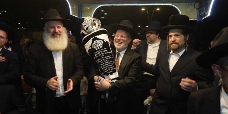 הזדמנות נדירה: זוכים בספר תורה מהודר ושותפים בהצלת נפשות