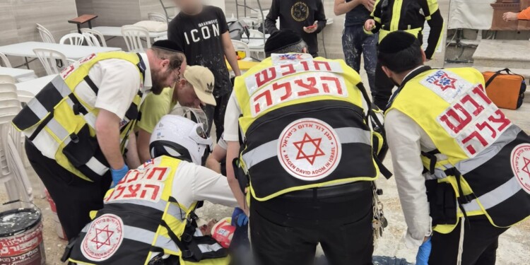 בני ברק: פיגום קרס בעבודות בבית הכנסת – פועל נפצע בינוני