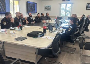 ישיבת היערכות עם המשטרה וכב”ה לקראת ההדלקה בסערט ויז’ניץ