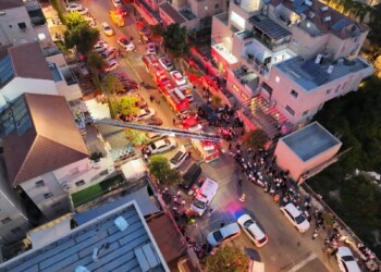 ביתר עילית: שבעה נפגעים ו-35 לכודים שחולצו בשריפה