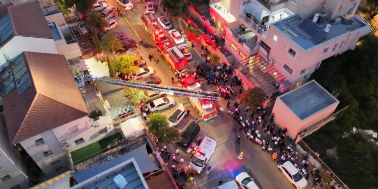 ביתר עילית: שבעה נפגעים ו-35 לכודים שחולצו בשריפה