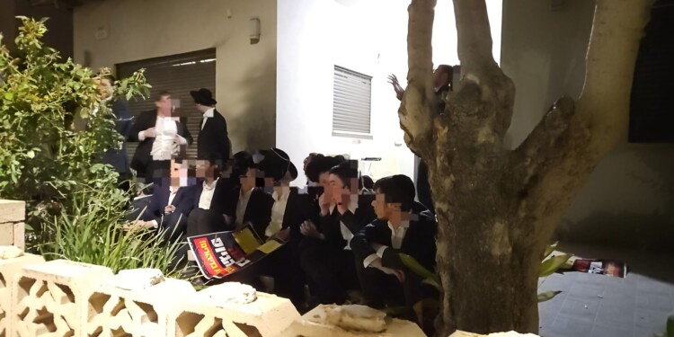 מפגיני הפלג הירושלמי פרצו לביתו של קצין המשטרה הצבאית