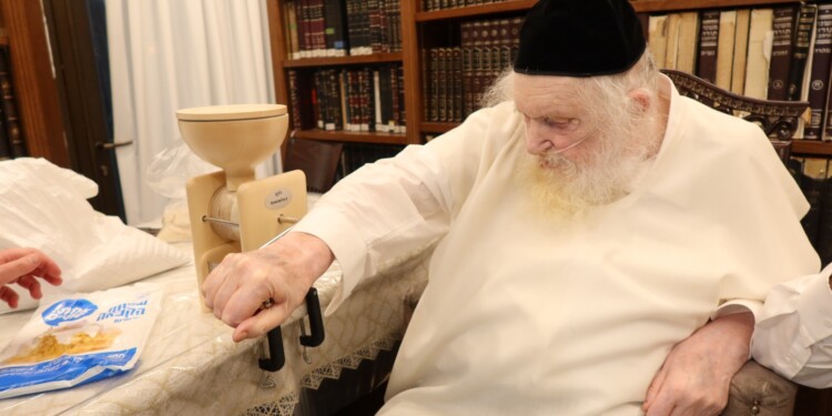 מרן הראב”ד הגר”מ שטרנבוך שליט”א בטחינת חיטים
