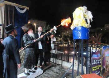 ממעמד ההדלקה המרכזית לג’ בעומר בחצר קרעטשניף