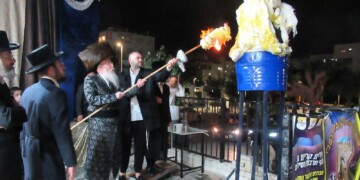 ממעמד ההדלקה המרכזית לג’ בעומר בחצר קרעטשניף