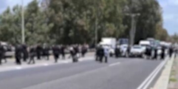 המשטרה חסמה אוטובוס למירון – הנוסעים ירדו וחסמו את הכביש