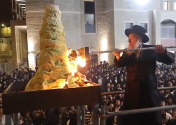 הדלקה של חג’ בעומר בחצר קאמארנא – בית שמש