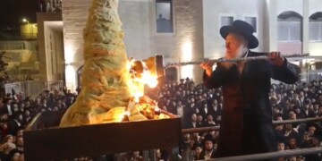 הדלקה של חג’ בעומר בחצר קאמארנא – בית שמש