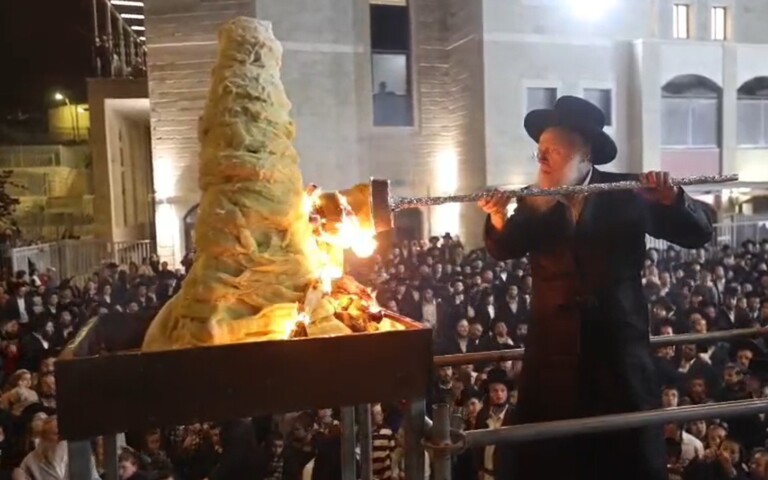 הדלקה של חג' בעומר בחצר קאמארנא - בית שמש