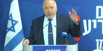 ליברמן כינס מסיבת עיתונאים והציג את סלוגן הבחירות: ‘חייבים להכריע’