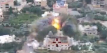 צפו: פיצוץ בצבע – חיל האוויר תקף מבנים של חיזבאללה