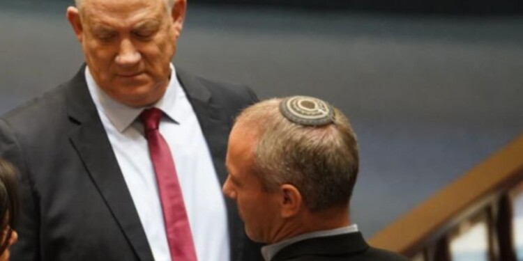 חילי טרופר הודיע לגנץ על עזיבתו את כחול לבן