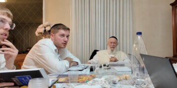 נוסעים ברכב לבית הכנסת? הגר”י זילברשטיין נגד המתעצלים ללכת ברגל